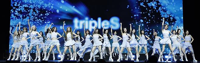 24인조 걸그룹 트리플에스가 1일 오후 서울 용산구 블루스퀘어에서 열린 ASSEMBLE26 ‘LOVE & POP’ 파트 1 발매 기념 쇼케이스에서 무대를 선보이고 있다. 뉴시스