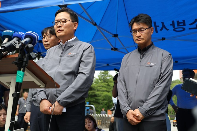 1일 오전 대전 유성구 외삼동 한화에어로스페이스 대전사업장에서 폭발 사고가 나 정문 앞이 통제 중인 가운데, 이날 오후 정문 앞에 도착한 한화에어로스페이스 손재일 대표이사(가운데)가 언론 브리핑을 통해 입장을 밝히고 있다. [연합뉴스]