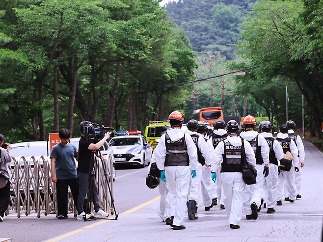 2일 대전 유성구 외삼동 한화에어로스페이스 대전사업장 안으로 경찰 관계자들이 들어가고 있다. 전날 사상자 7명이 발생한 폭발 사고의 원인을 규명하기 위한 경찰·소방 등 관계기관 합동 감식이 이날 진행된다. [연합뉴스]