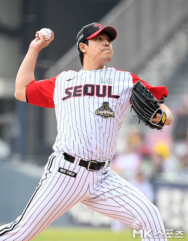 3월 29일 서울 잠실야구장에서 ‘2026 프로야구’ KT 위즈와 LG 트윈스의 경기가 열렸다. 6회초 역투하는 LG 김진성. 사진=천정환 기자