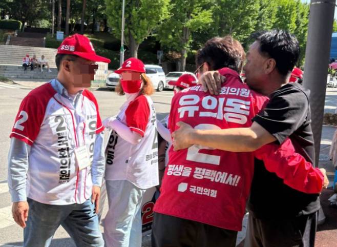 경기 평택을 재보궐선거에 출마한 유의동 국민의힘 후보가 지난 5월28일 지역 주민들과 인사하고 있다. / 사진=동행미디어 시대