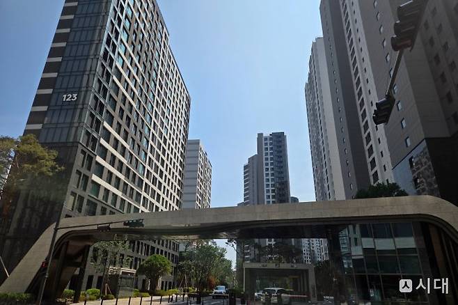 삼성전자와 SK하이닉스의 대규모 성과급 지급이 예상되면서 이른바 '반도체 머니'의 향방에 시장의 이목이 집중된다. 사진은 잠실래미안아이파크 단지 전경. /사진=이화랑 기자