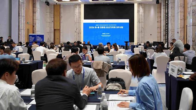 지난달 26일부터 4일간 중국 상하이와 난통에서 열린 ‘친환경 조선기자재 중국 진출 로드쇼’에서 한중 기업 관계자들이 수출 상담을 하고 있다. [코트라 제공]