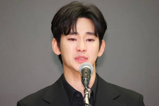 배우 김수현이 지난해 3월 31일 오후 서울 마포구 스탠포드 호텔에서 미성년자였던 배우 고 김새론과 교제했다는 의혹과 관련해 입장발표 기자회견을 하고 있다. [연합]