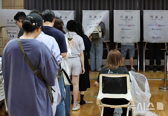 [서울=뉴시스] 이영환 기자 = 제9회 전국동시지방선거 사전투표 마지막날인 30일 오후 서울 영등포구 여의동주민센터에 마련된 사전투표소에서 시민들이 투표를 하고 있다. 2026.05.30. 20hwan@newsis.com