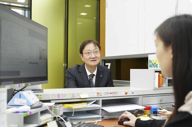 [서울=뉴시스] 이찬진 금융감독원장이 지난해 10월 29일 오후 KB증권 여의도 영업부금융센터를 방문해 상장지수펀드(ETF) 상품에 가입했다. (사진=KB증권 제공) 2025.10.29.  *재판매 및 DB 금지