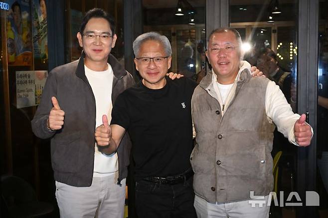 [서울=뉴시스] 정병혁 기자 = (왼쪽부터)이재용 삼성전자 회장, 젠슨 황 엔비디아 최고경영자(CEO), 정의선 현대차그룹 회장이 30일 서울 강남구 삼성동의 한 치킨집에서 치맥 회동을 마친 뒤 기념촬영을 하고 있다. (공동취재) 2025.10.30. photo@newsis.com