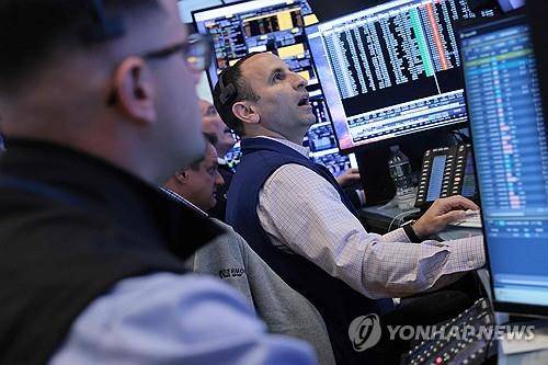 뉴욕 증권거래소의 트레이더 [AFP=연합뉴스 자료사진 제공]