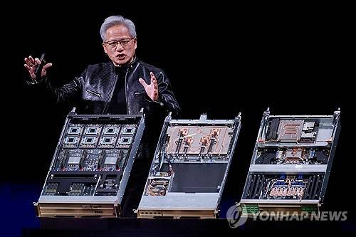 첨단 신제품 설명하는 젠슨 황 엔비디아 CEO [로이터=연합뉴스 재판매 DB 금지]