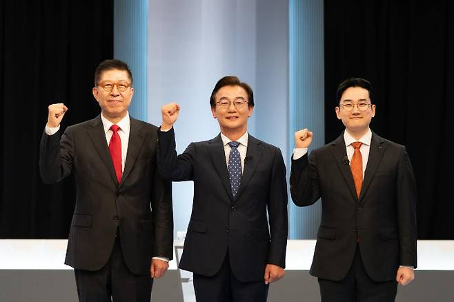 부산시장 후보 법정 토론회에 참석한 국민의힘 박형준 후보(왼쪽), 더불어민주당 전재수 후보(가운데), 개혁신당 정이한 후보. 정 후보 캠프 제공