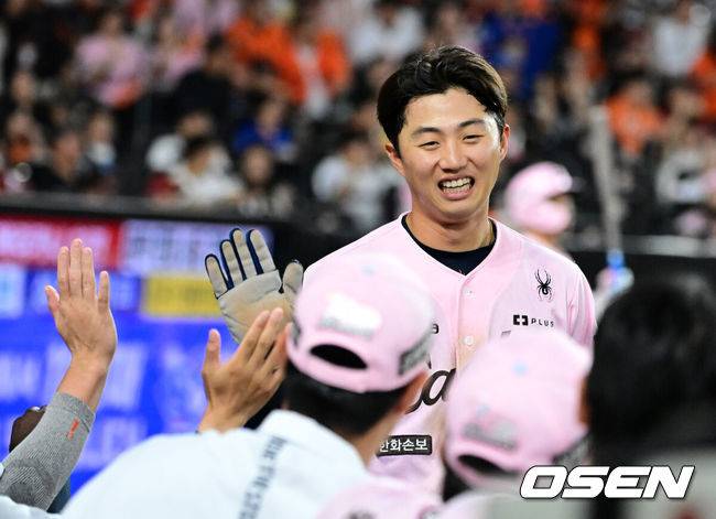 [OSEN=대전, 지형준 기자] 30일 대전 한화생명 볼파크에서 2026 신한 SOL KBO리그 한화 이글스와 SSG 랜더스의 경기가 열렸다.한화는 류현진, SSG은 김건우를 선발로 내세웠다.&nbsp;7회말 1사 3루에서 한화 이원석이 문현빈의 희생플라이에 득점에 성공하며 기뻐하고 있다. 2026.05.30&nbsp;/ jpnews@osen.co.kr