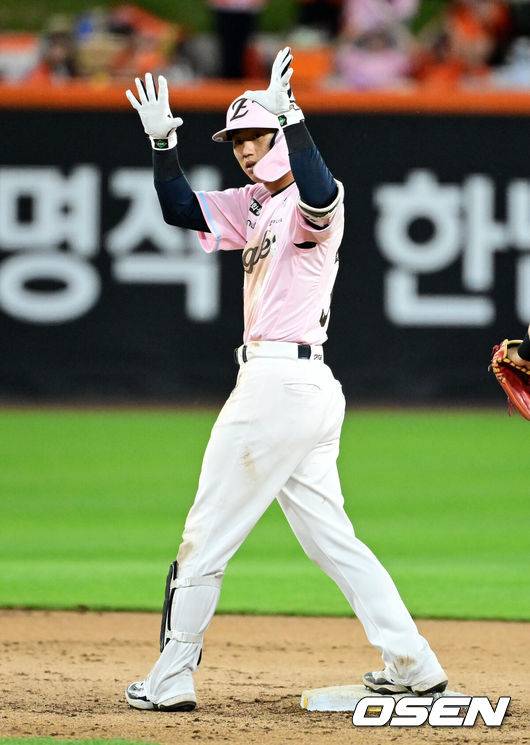 [OSEN=대전, 지형준 기자] 30일 대전 한화생명 볼파크에서 2026 신한 SOL KBO리그 한화 이글스와 SSG 랜더스의 경기가 열렸다.한화는 류현진, SSG은 김건우를 선발로 내세웠다.&nbsp;7회말 무사에서 한화 이원석이 좌중간 2루타를 날리며 기뻐하고 있다. 2026.05.30&nbsp;/ jpnews@osen.co.kr