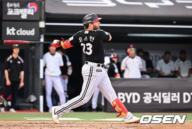 [OSEN=수원, 박준형 기자] 2일 오후 수원KT위즈파크에서  '2026 신한 SOL Bank KBO리그'&nbsp;KT 위즈와 LG 트윈스의 경기가 진행됐다.이날 KT는 한차현(0승 0패)을, LG는 임찬규(4승 1패)를 선발투수로 내세웠다. 1위 LG(33승20패)는 KT(32승1무20패)를 상대로 선두 수성을, 2위 KT는 홈에서 승리해 선두 탈환을 노린다. 3회초 2사 2루 LG 오스틴이 2점 홈런을 날리고 있다. KBO 개인 통산 100홈런.  2026.06.02 / soul1014@osen.co.kr