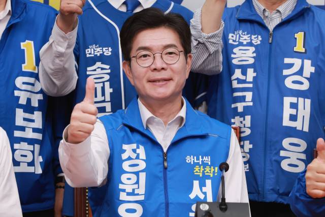 ▲더불어민주당 정원오 서울시장 후보가 2일 국회에서 민주당 서울 지역 구청장 후보들과 기자회견을 하며 기념 촬영하고 있다. ⓒ연합뉴스