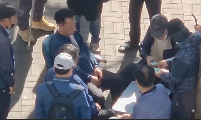 지난 5월 29일 대구 남구 서부정류장 내 한 벤치에서 60∼70대 5명이 도박을 하며 지폐를 주고받고 있다.