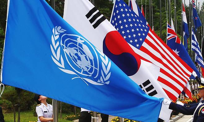 6·25 전쟁 60주년을 맞은 2015년 6월 국립대전현충원에 유엔기, 한국 태극기, 미국 성조기 등이 나란히 내걸려 있다. 세계일보 자료사진