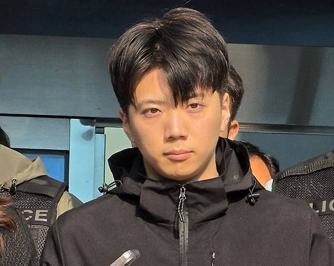 광주 도심에서 일면식 없는 여고생을 살해한 장윤기(23)가 지난달 14일 오전 광주 서부경찰서에서 검찰에 송치되는 모습. 뉴스1