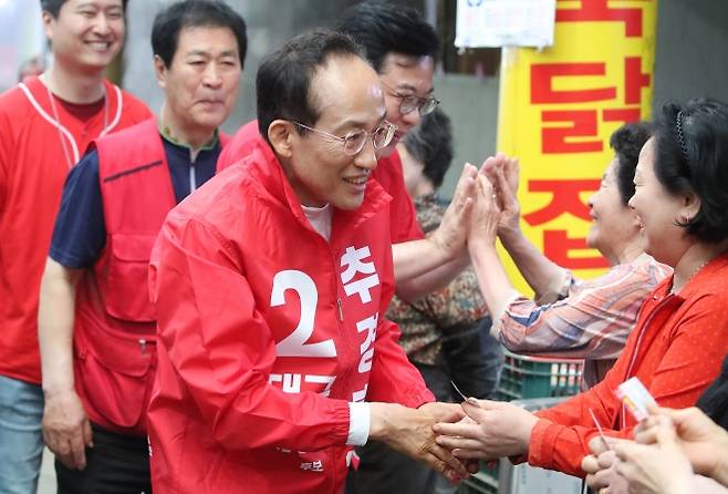 전통시장 찾은 추경호 - 추경호 국민의힘 대구시장 후보가 6·3 지방선거를 하루 앞둔 2일 대구 북구 팔달신시장에서 시민들과 만나 지지를 호소하고 있다. 2026.6.2. 뉴스1