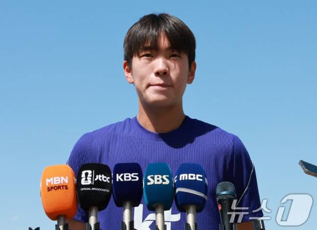 대한민국 축구대표팀 조위제가 1일(현지시간) 미국 유타주 헤리먼에 위치한 자이언스뱅크 트레이닝센터에서 훈련에 앞서 인터뷰를 하고 있다.  조위제는 지난 30일 열린 대한민국과 트리니다드 토바고의 평가전에서 부상당한 조유민의 빈자리를 대체한다. /사진=뉴스1 제공