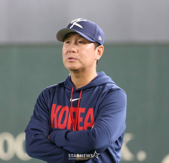 야구대표팀 류지현이 4일 도쿄돔에서 열리는 2026WBC 도쿄라운드 개막을 하루 앞둔 훈련에서 김광삼 투수코치와 이야기를 나누고 있다. 2026.03.04. /사진=강영조 cameratalks@