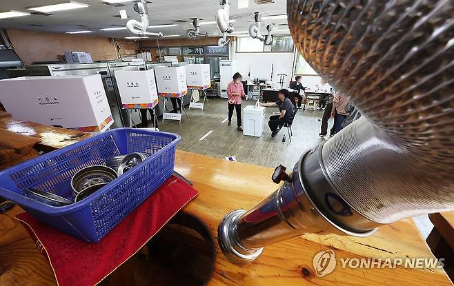 고깃집에 마련된 투표소 제21대 대통령선거 투표일인 지난해 6월 3일 경기도 광명시 한 음식점에 마련된 소하2동 제4투표소에서 유권자들이 투표하고 있다. 2025.6.3 [연합뉴스 자료사진] ※ 기사와 직접 관련 없음.
