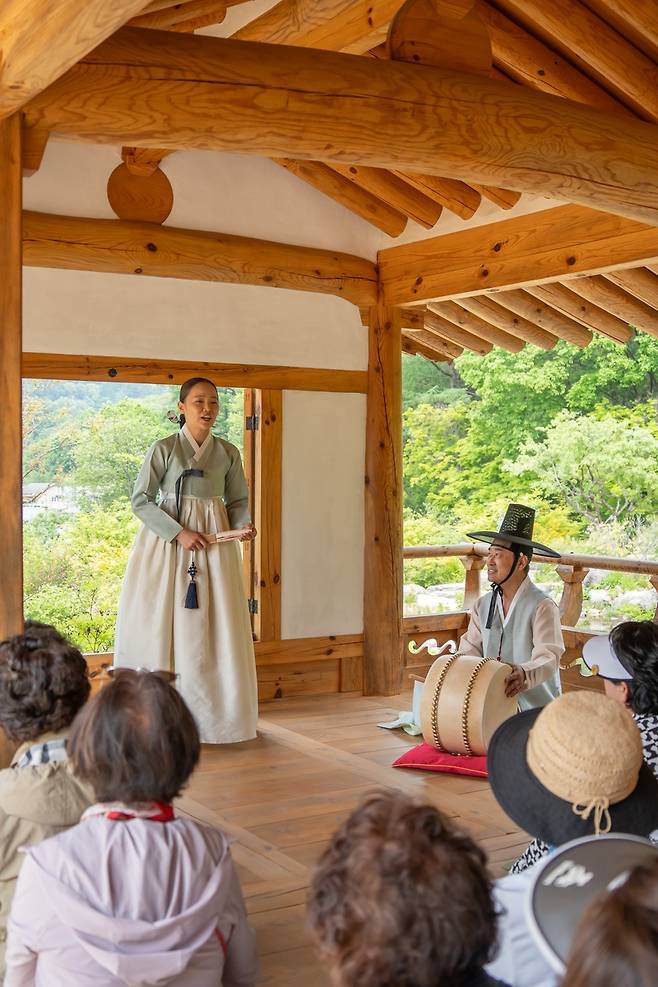 용반연 정자에서 펼쳐지는 연희단 팔산대의판소리 공연 [사진/성연재 기자]