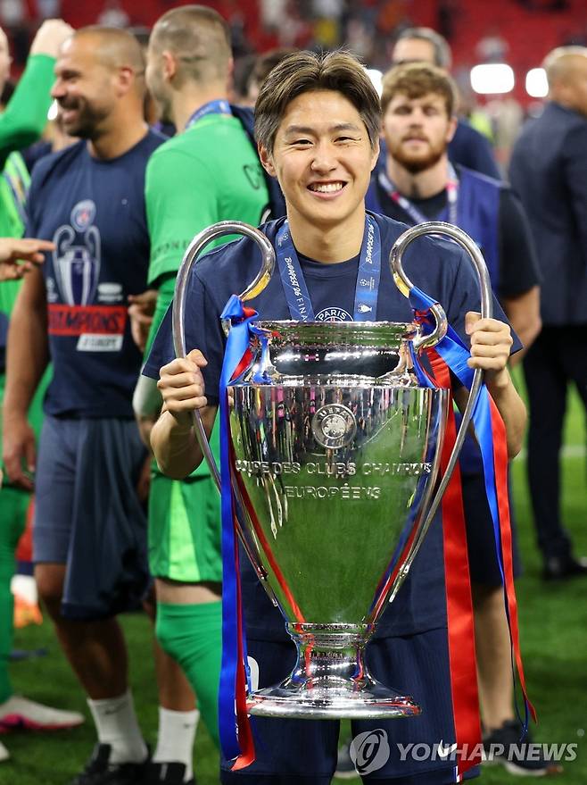 UCL 우승 트로피 든 이강인 [로이터=연합뉴스]