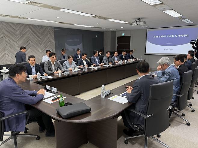 한국배구연맹, SOOP 여자부 신규 회원 가입 승인 (서울=연합뉴스) 장현구 기자 = 한국배구연맹(KOVO)이 2일 서울 마포구 상암동 배구연맹 대회의실에서 이사회 및 임시 총회를 열어 인터넷 방송 플랫폼 기업인 SOOP의 신규 회원 가입을 논의하고 있다. 2026.6.2
cany9900@yna.co.kr