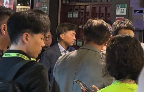 곽노정 SK하이닉스 대표이사 사장 (타이베이=연합뉴스) 젠슨 황 엔비디아 최고경영자(CEO)가 1일(현지시간) 대만 타이베이의 한 식당에서 마련한 한국 기업과의 만찬 행사 '코리아 파트너 나이트' 자리에 곽노정 SK하이닉스 대표이사 사장이 참석하고 있다. 2026.6.1 [공동취재단] photo@yna.co.kr