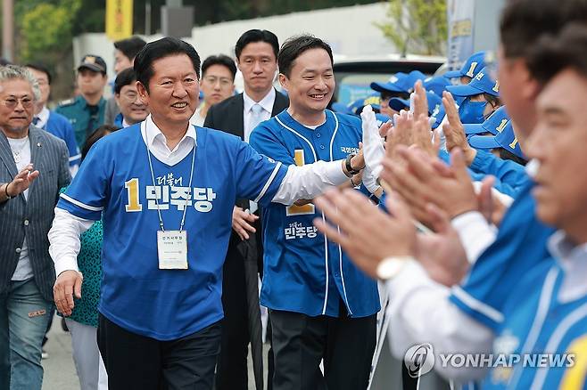 충청남도 공주 찾은 민주당 정청래 총괄상임선대위원장 (공주=연합뉴스) 신현우 기자 = 더불어민주당 정청래 총괄상임선거대책위원장이 21일 충남 공주산성시장에서 민주당 박수현 충남도지사 후보와 김영빈 충남 공주부여청양 국회의원 보궐선거 후보 지원 유세를 하기 위해 유세차량으로 향하며 선거운동원들과 인사하고 있다. 2026.5.21 nowwego@yna.co.kr