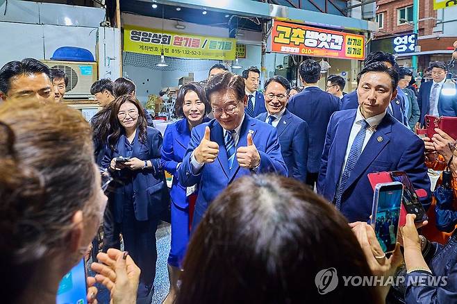 이재명 대통령, 부산 남항시장 방문 (서울=연합뉴스) 이재명 대통령과 김혜경 여사가 27일 부산 남항시장에서 시민들과 인사하고 있다. 2026.5.27 [청와대 제공. 재판매 및 DB 금지] photo@yna.co.kr