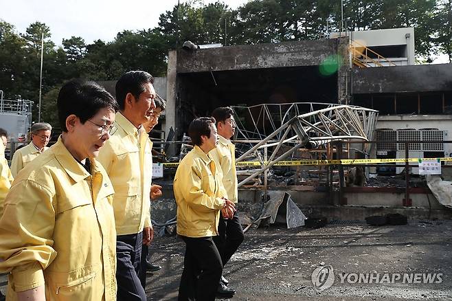 대전 한화에어로 공장 폭발사고 현장 찾은 정청래 위원장 (대전=연합뉴스) 이동해 기자 = 더불어민주당 정청래 총괄상임선대위원장이 1일 대전 유성구 한화에어로스페이스 대전사업장을 찾아 폭발 사고 현장을 살펴보고 있다. 여야는 이날 사고 발생에 따라 예정된 유세 일정을 잠정 중단하거나 조정하기로 했다. 2026.6.1 [공동취재] eastsea@yna.co.kr