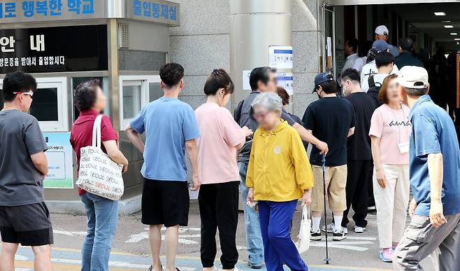 ▲&nbsp;제9회 전국동시지방선거일인 3일 인천 미추홀구 용현5동 제2투표소에서 유권자들이 투표를 하기 위해 줄을 서 있다. /이재민 기자 leejm@incheonilbo.com