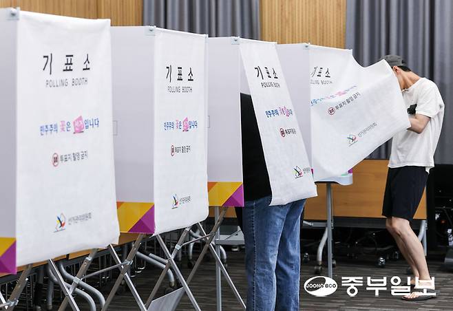 제9회 전국동시지방선거일인 3일 오전 수원시청 별관에 마련된 인계동 제6투표소에서 유권자들이 투표를 하고 있다. 임채운기자