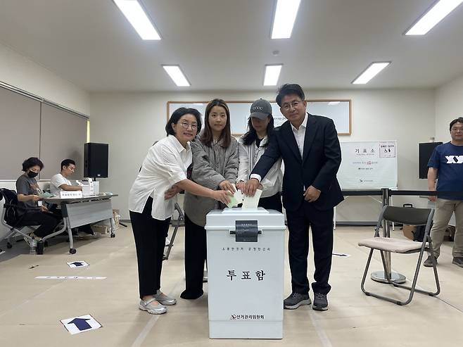국민의힘 박종진 연수갑 국회의원 후보가 배우자 이수정 씨, 딸 세 명과 함께 3일 연수구체육진흥합동청사에서 투표하고 있다.