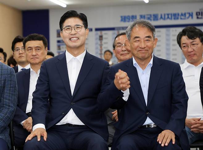 더불어민주당 이원택 전북자치도지사 후보가 3일 전주시 완산구 효자동 민주당 전북도당 당사에서 제9회 전국동시지방선거 출구조사 결과를 지켜보고 있다. 오른쪽은 윤준병 민주당 전북도당위원장. 연합뉴스