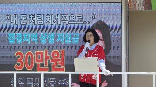 2일 엄윤순 인제군수후보(국)가 거리 연설을 하고 있다.