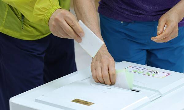 제9회 전국동시지방선거 본 투표일인 3일 대구 달서구 진천동행정복지센터에 마련된 투표소에서 유권자가 투표하고 있다. 연합뉴스
