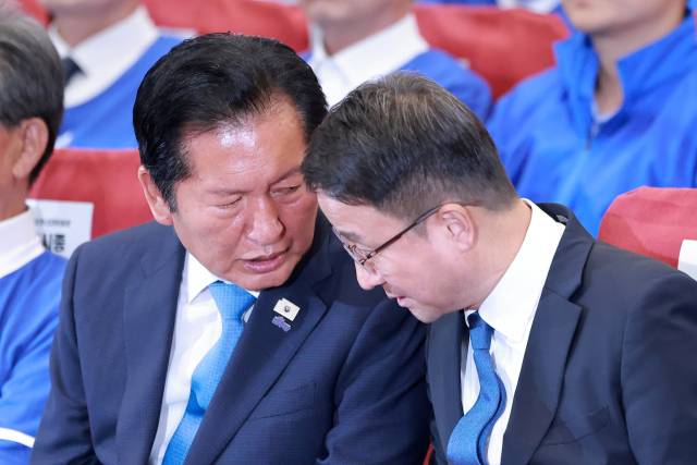 더불어민주당 정청래 총괄상임선거대책위원장과 한병도 공동상임선대위원장이 3일 국회 의원회관에 마련한 제9회 전국동시지방선거·국회의원 재보궐선거 개표상황실에서 출구조사 결과를 보며 대화하고 있다. 연합뉴스