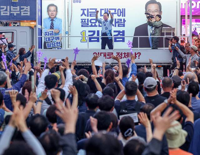 김부겸 더불어민주당 대구시장 후보가 대구 중구 동성로 옛 대구백화점 앞에서 마지막 선거 유세를 펼치며 시민들에게 지지를 호소하고 있다.