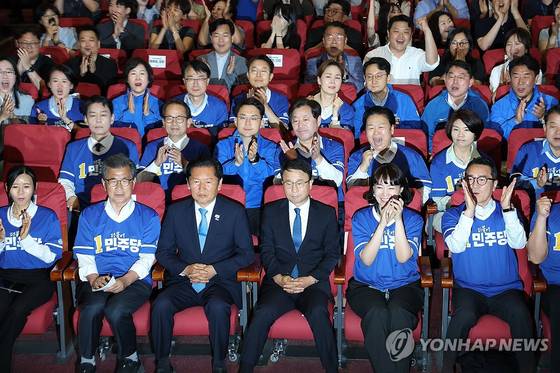 더불어민주당 정청래 총괄상임선거대책위원장과 한병도 공동상임선대위원장, 이시종 공동상임선대위원장이 3일 국회 의원회관에 마련한 제9회 전국동시지방선거·국회의원 재·보궐선거 개표상황실에서 출구조사 결과를 지켜보고 있다. 〈사진=연합뉴스〉