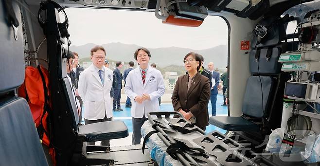 정은경 보건복지부 장관이 22일 오전 강원 원주시 원주세브란스기독병원에서 병원 관계자들과 구급차를 살펴보고 있다. (보건복지부 제공. 재판매 및 DB 금지) 2026.4.22 ⓒ 뉴스1