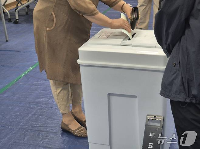 제9회 전국동시지방선거 본투표일인 3일 강원 강릉시 성덕문화센터에 마련된 성덕동 제3투표소에서 투표를 마친 유권자가 투표함에 소중한 한 표를 행사하고 있다. 2026.6.3/뉴스1 윤왕근 기자