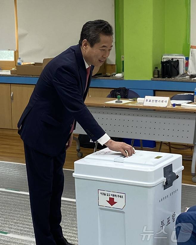 안태욱 국민의힘 광주 광산을 재보선 후보가 3일 광주 광산구 산월초 투표소에서 투표를 하고 있다.(국민의힘 광주시당 제공. 재배포 및 DB 금지)