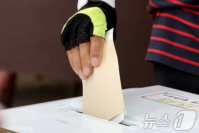 제9회 전국동시지방선거일인 3일 오전 경기 광명시 소하동 상상초월돼지갈비 식당에 마련된 소하2동 제4투표소를 찾은 유권자들이 소중한 한표를 행사하고 있다. (기사 내용과 관련 없음) 2026.6.3 ⓒ 뉴스1 이광호 기자