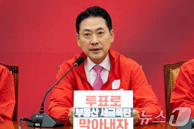 장동혁 국민의힘 대표가 제9회 전국동시지방선거 및 국회의원 재보궐 선거일인 3일 서울 여의도 국회에서 열린 중앙선거대책위원회의에서 모두 발언을 하고 있다. 2026.6.3 ⓒ 뉴스1 유승관 기자