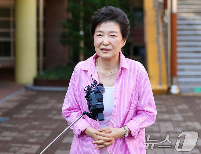 박근혜 전 대통령이 3일 오전 대구 달성군 비슬초등학교에 마련된 유가읍 제3투표소를 찾아 투표를 마친 뒤 취재진 질문에 답하고 있다. 2026.6.3 ⓒ 뉴스1 공정식 기자