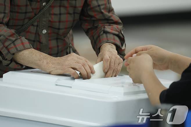 제9회 전국동시지방선거일인 3일 광주 광산구 운남동 제1투표소인 행정복지센터에서 한 시민이 한 표를 행사하고 있다. 2026.6.3 ⓒ 뉴스1 김태성 기자