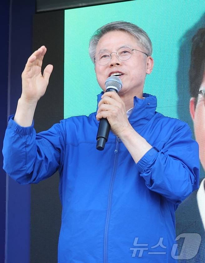 민형배 더불어민주당 전남광주통합특별시장 후보가 31일 전북 전주시 모래내시장 앞에서 이원택 전북도지사 후보 지지를 호소하고 있다. 2026.5.31 ⓒ 뉴스1 유경석 기자