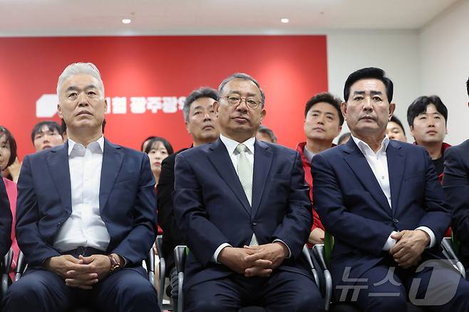 이정현 국민의힘 전남광주통합특별시장 후보가 3일 오후 광주 서구 치평동 국민의힘 광주시당 당사에서 출구조사 결과를 보고 있다. 2026.6.3 ⓒ 뉴스1 조수민 수습기자
